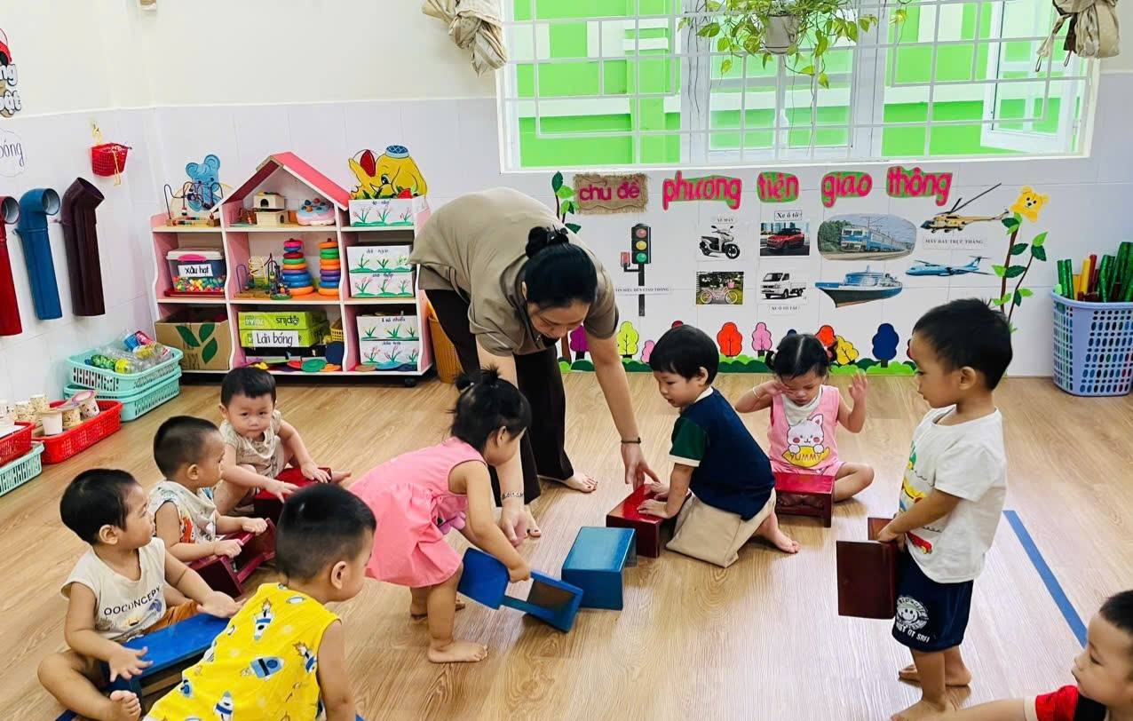HĐVĐV: BÉ CHƠI VỚI CÁI GHẾ