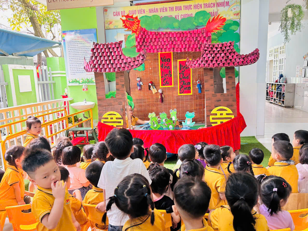 Các bé tham gia hoạt động Nghe cô kể chuyện