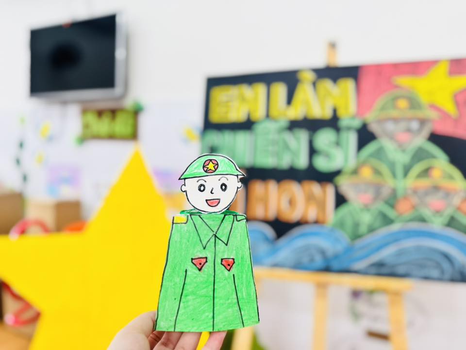 CÁC BÉ TẠO SẢN PHẨM ĐỂ TẶNG CÁC CHÚ BỘ ĐÔI NHÂN NGÀY QĐNDVN 22/12