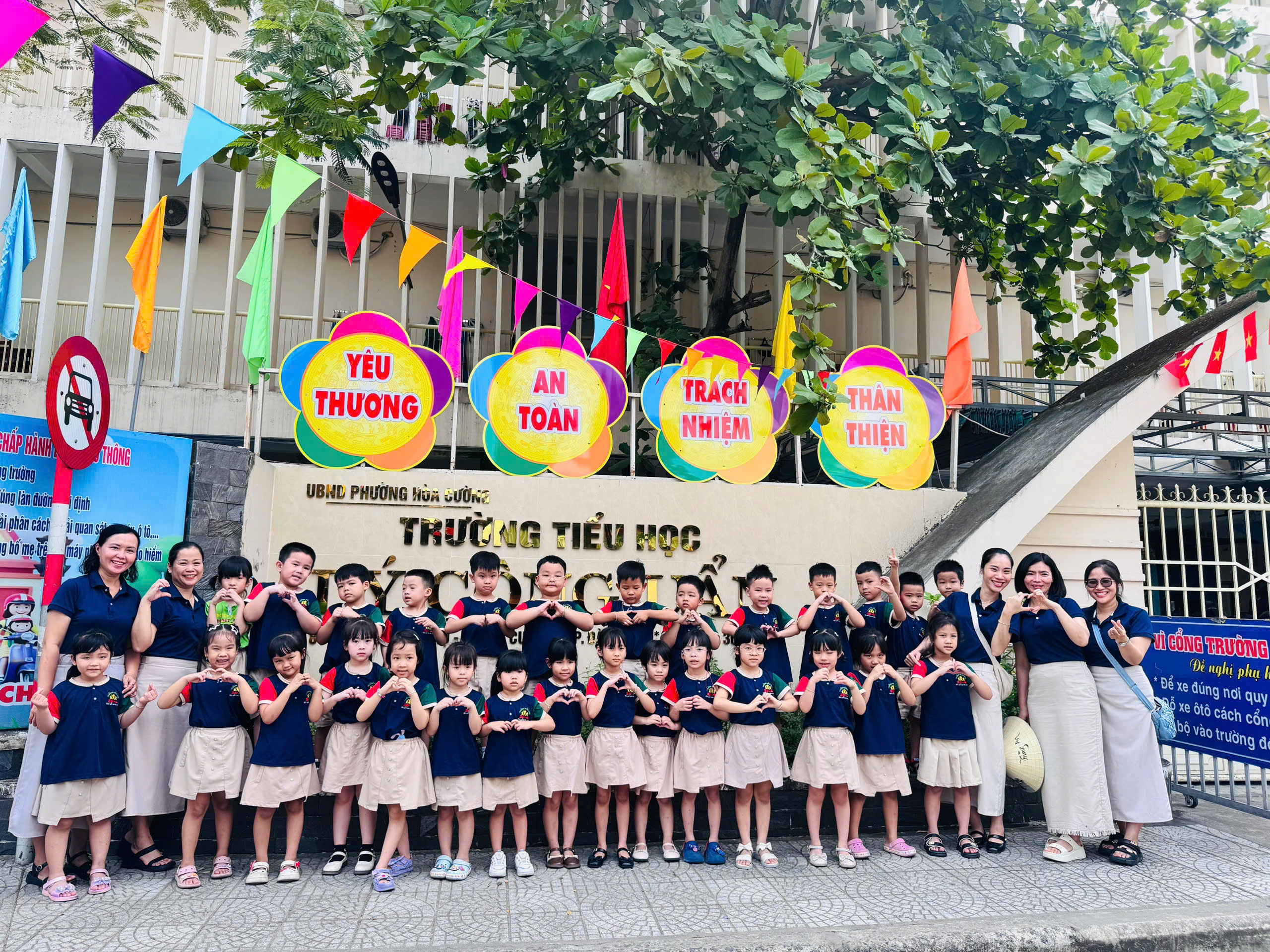 BÉ THAM QUAN TRƯỜNG TIỂU HỌC