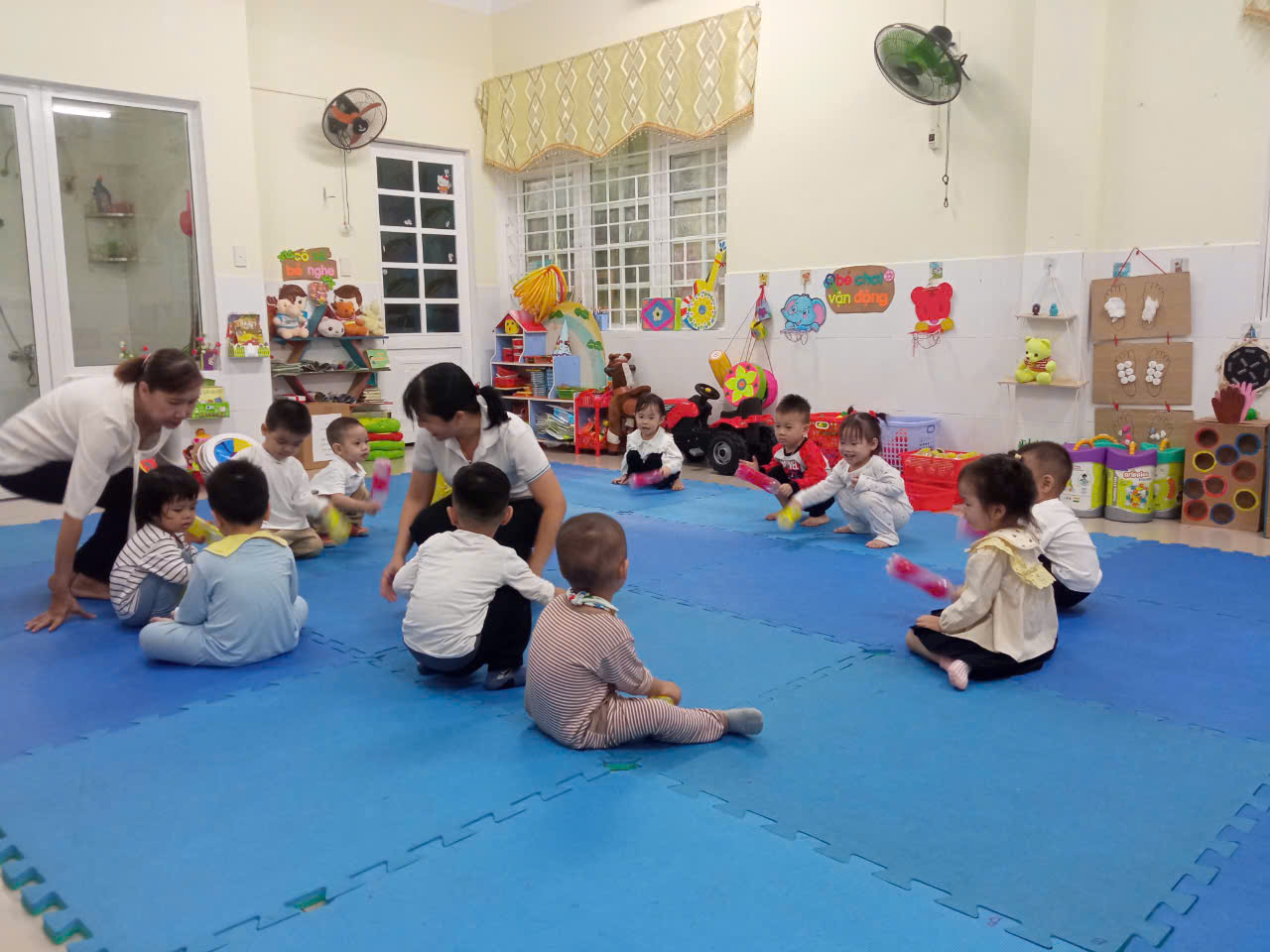 Hoạt động với đồ vật: Bé chơi với cái chai