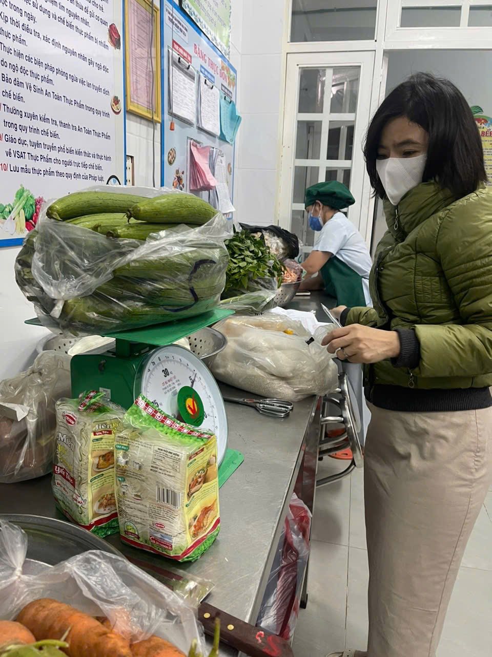 KIỂM TRA CÔNG TÁC GIAO NHẬN THỰC PHẨM VÀ VỆ SINH AN TOÀN THỰC PHẨM