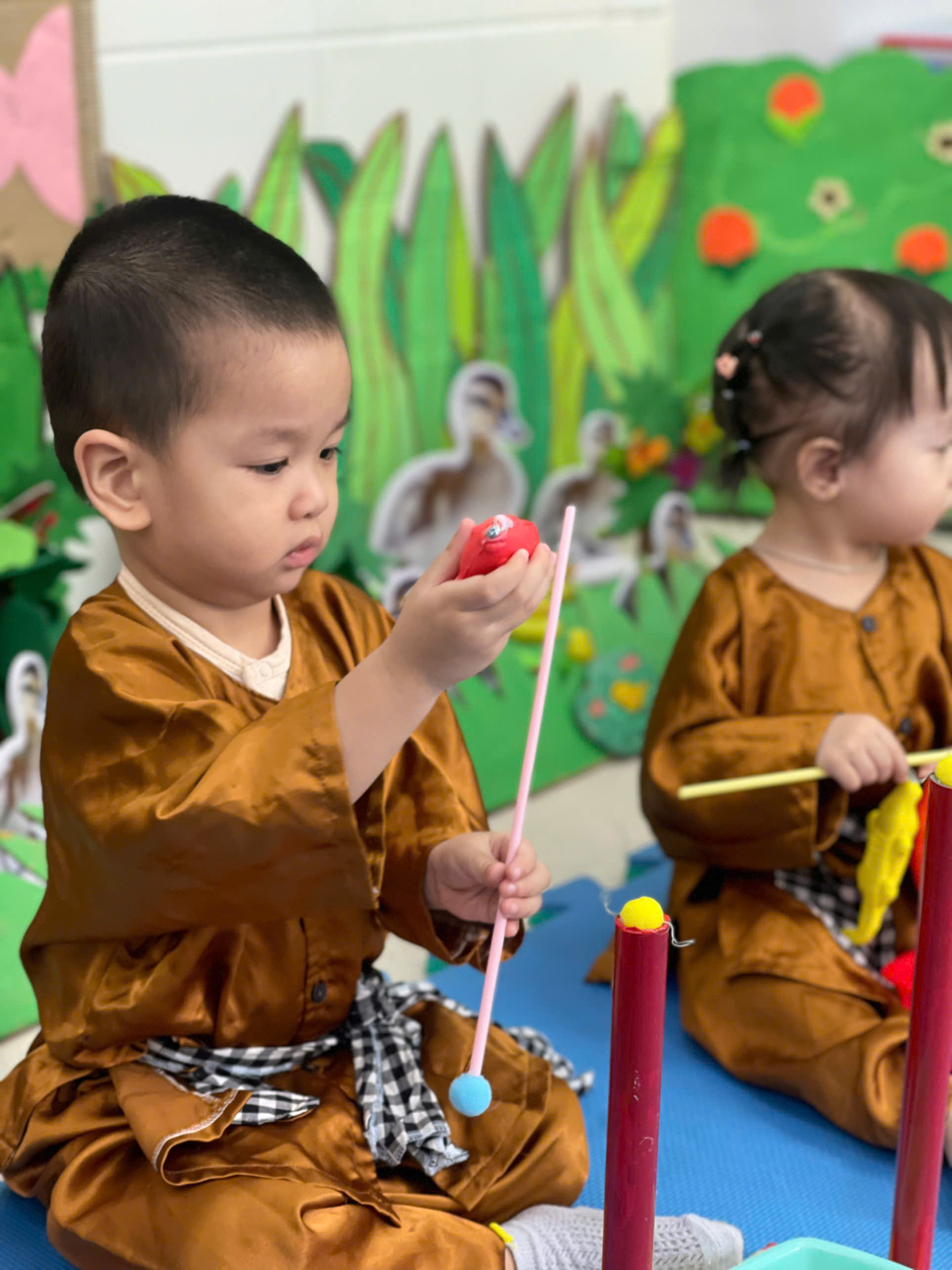 HOẠT ĐỘNG VỚI ĐỒ VẬT: BÉ XÂU CÁ VÀO QUE