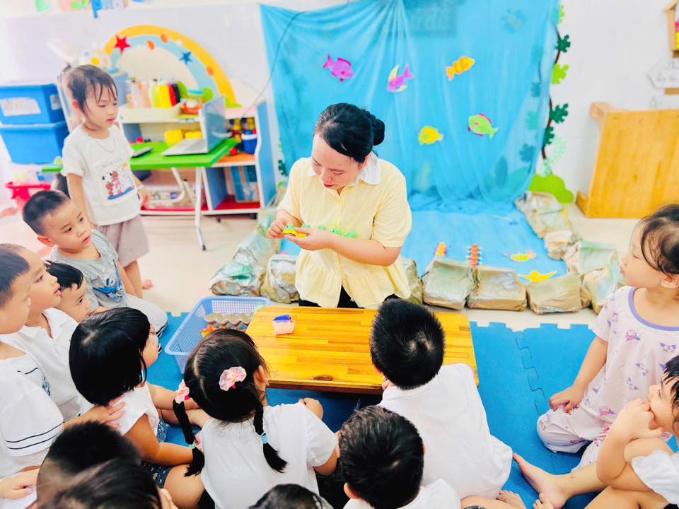 TẠO HÌNH: BÉ “LÀM THUYỀN TỪ VỈ TRỨNG”