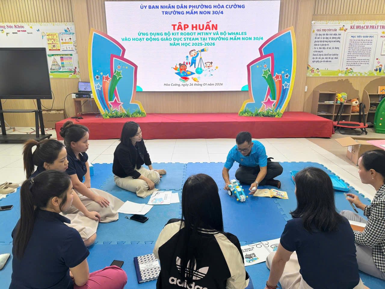 Buổi tập huấn sử dụng bộ kit robot Mtiny và Whales trong hoạt động giáo dục STEAM tại Trường Mầm non 30/4