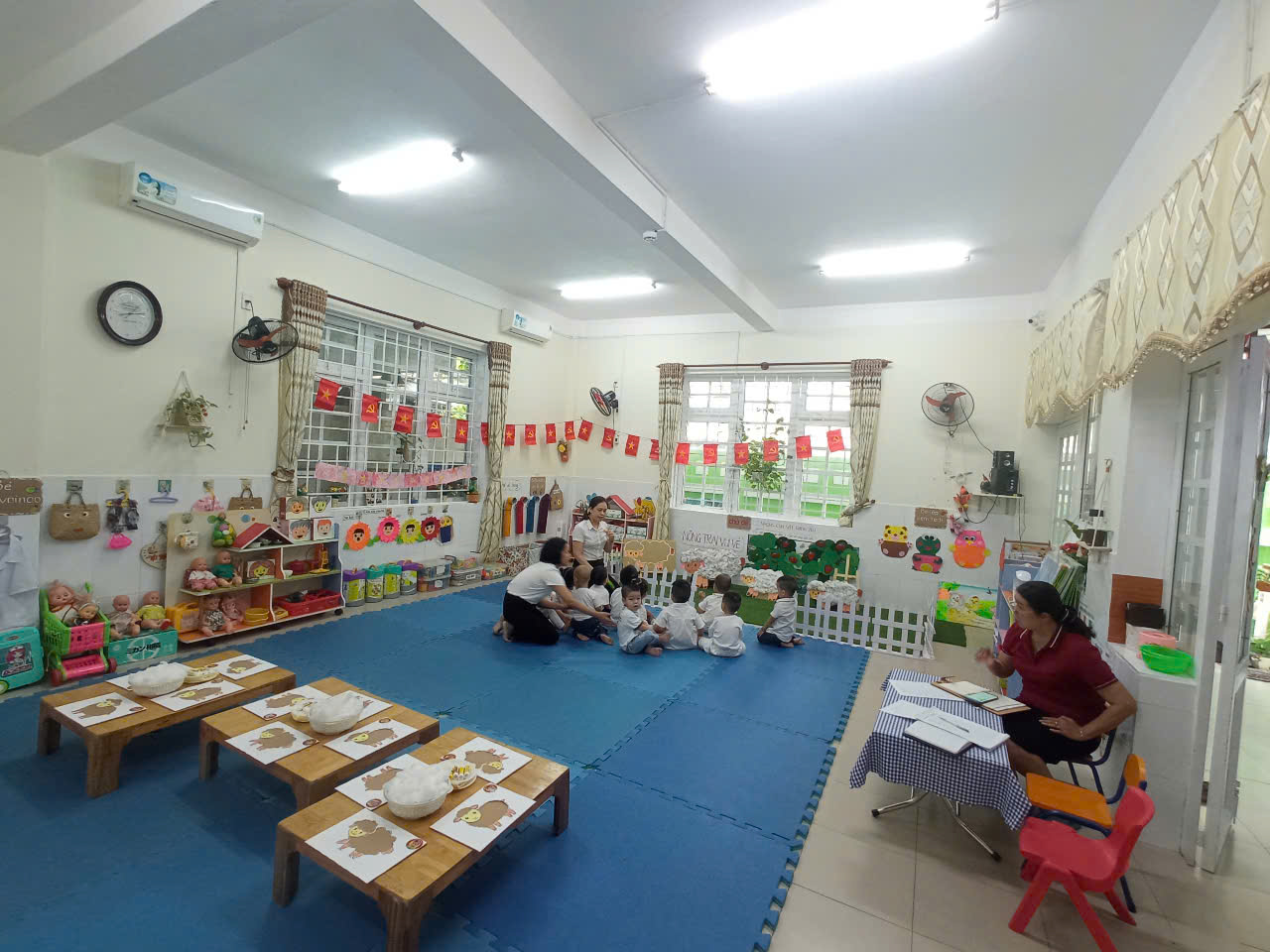 HOẠT ĐỘNG TẠO HÌNH: BÉ DÁN LÔNG CHO CHÚ CỪU
