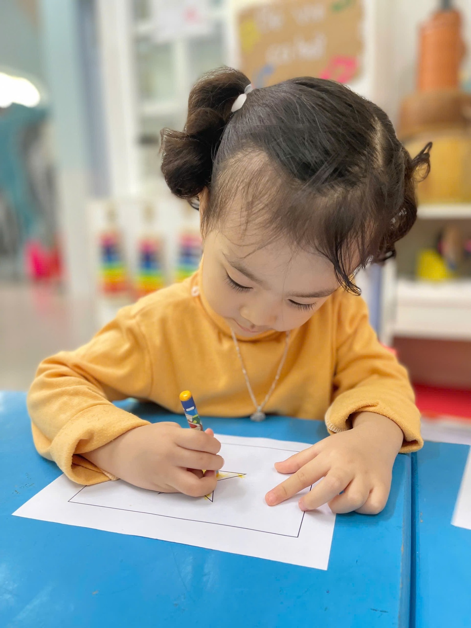 Bé tô màu lá cờ đỏ sao vàng để chào mừng 50 năm ngày giải phóng Thành phố Đà Nẵng