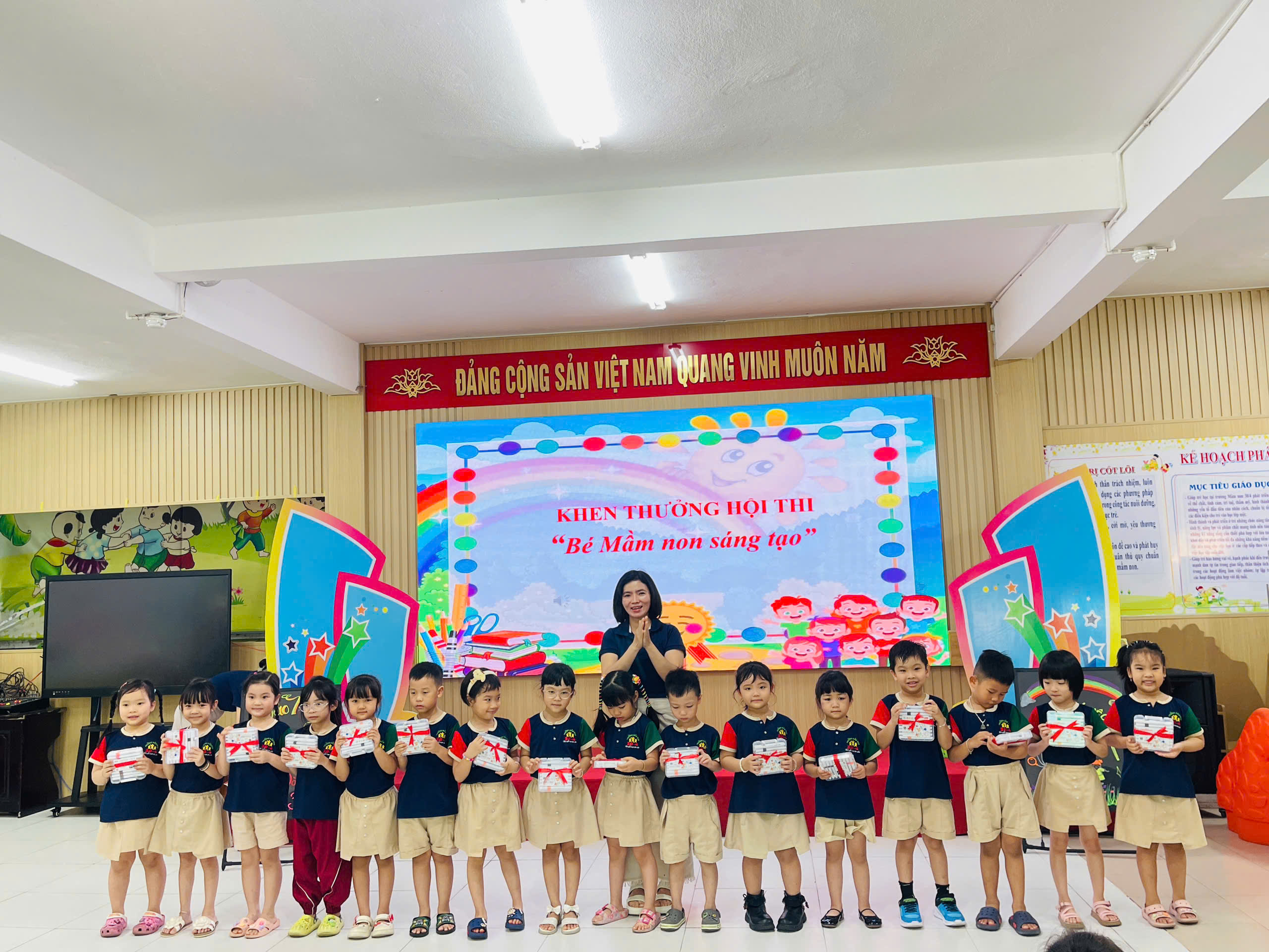 CHÀO CỜ ĐẦU TUẦN - KHEN THƯỞNG HỘI THI BÉ MẦM NON SÁNG TẠO