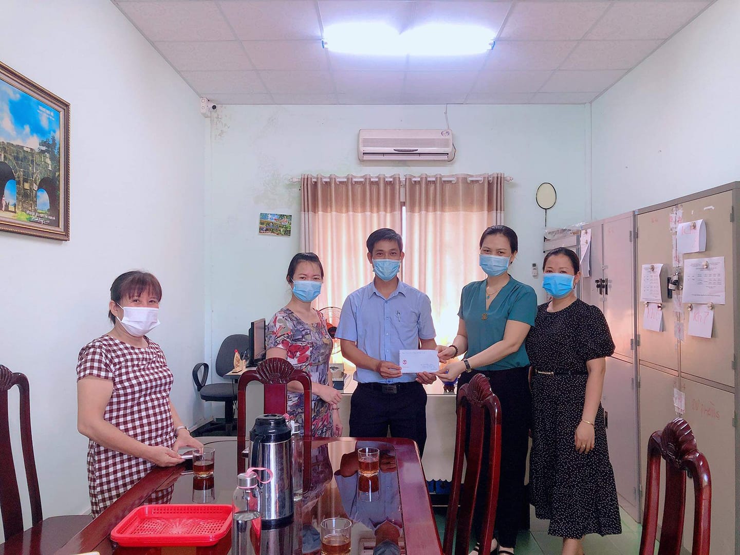 THĂM VÀ HỖ TRỢ GIÁO VIÊN BỊ BỆNH HIỂM NGHÈO