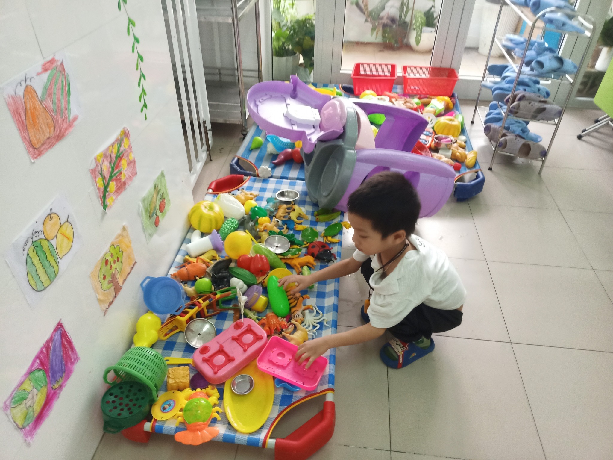 CÁC BÉ LỚP MẪU GIÁO BÉ 1 THỰC HIỆN HOẠT ĐỘNG VỆ SINH CUỐI TUẦN CÙNG CÔ GIÁO