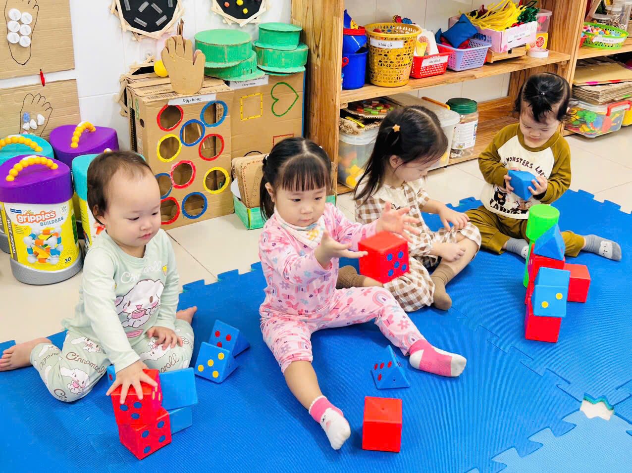CÁC BÉ NHÀ TRẺ B THỰC HIỆN HOẠT ĐỘNG VỚI ĐỒ VẬT: BÉ XẾP NGÔI NHÀ