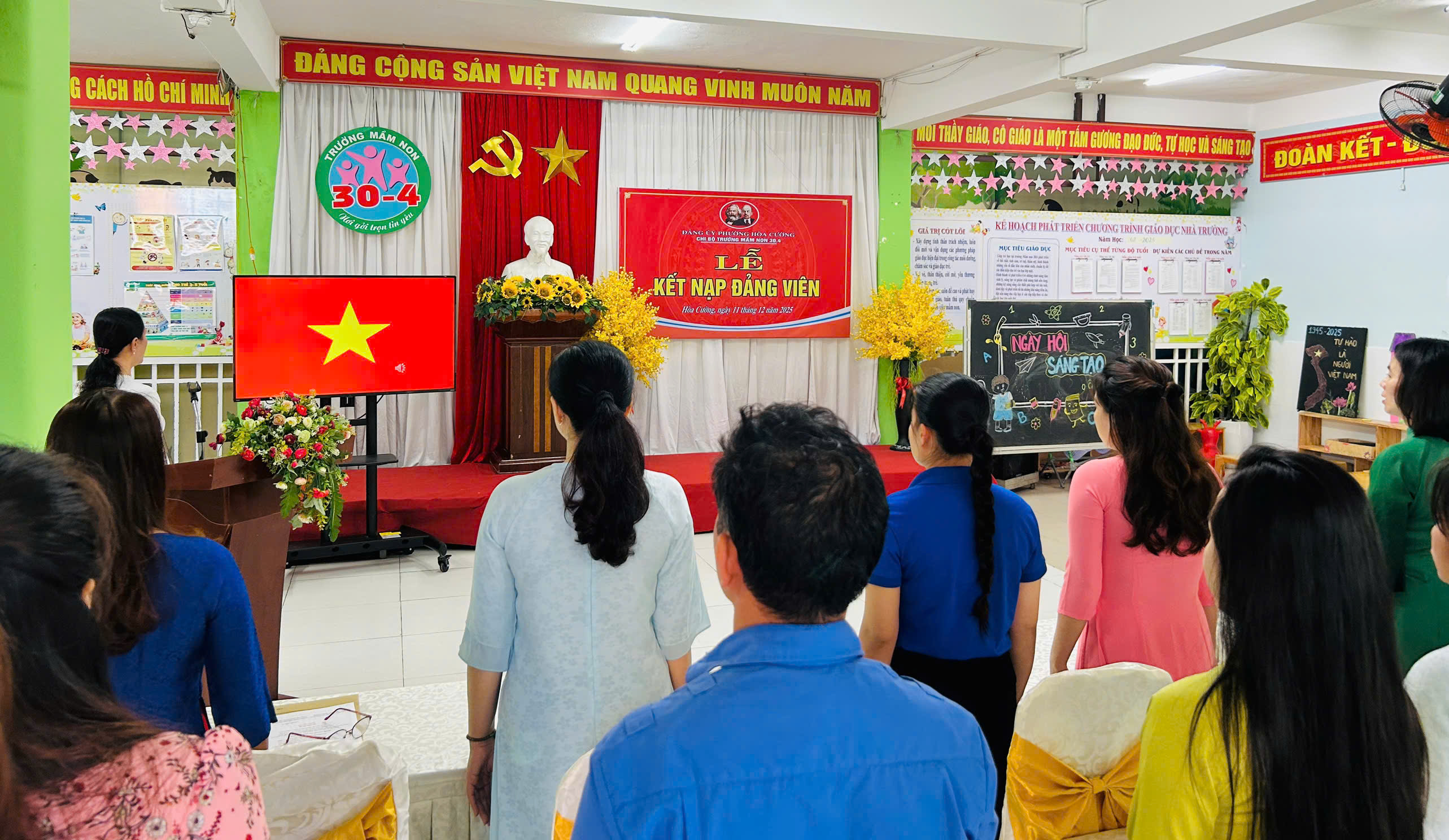 LỄ KẾT NẠP ĐẢNG VIÊN MỚI