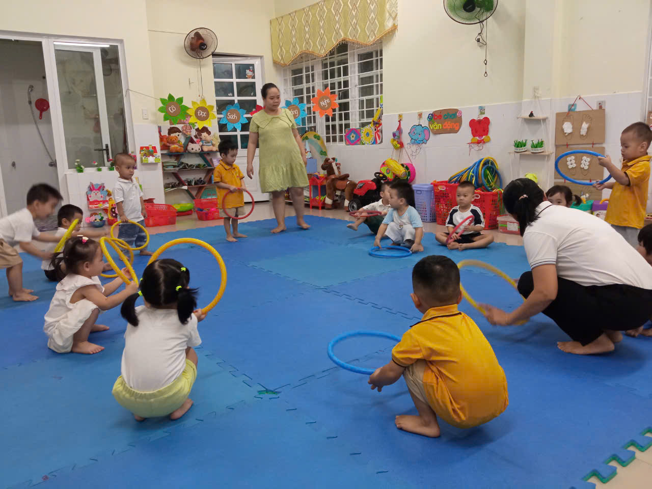 Bé chơi với vòng