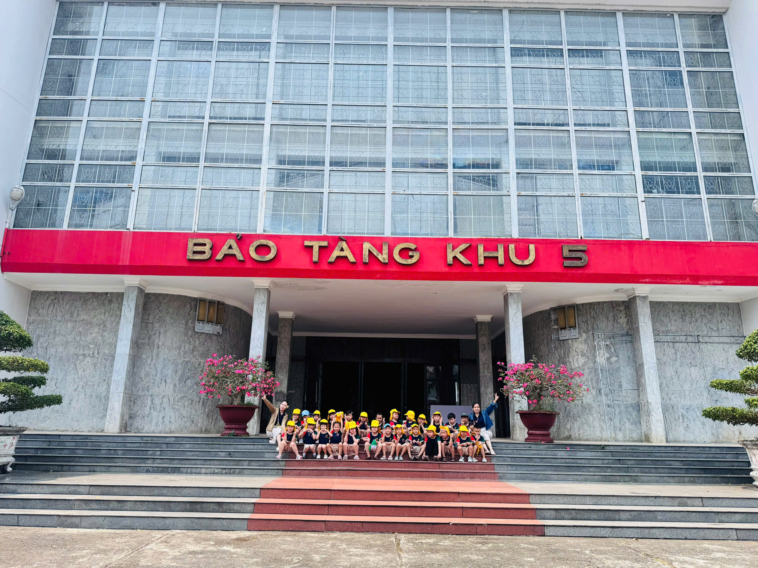 BÉ THAM QUAN NHÀ SÀN BÁC HỒ