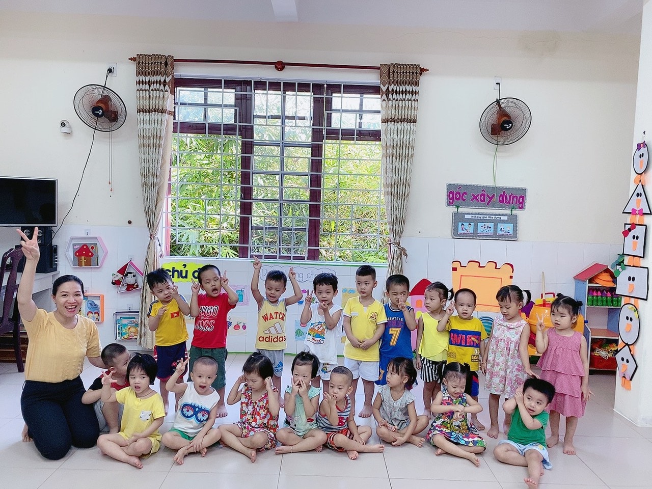 NGÀY ĐẦU TIÊN BÉ ĐẾN LỚP