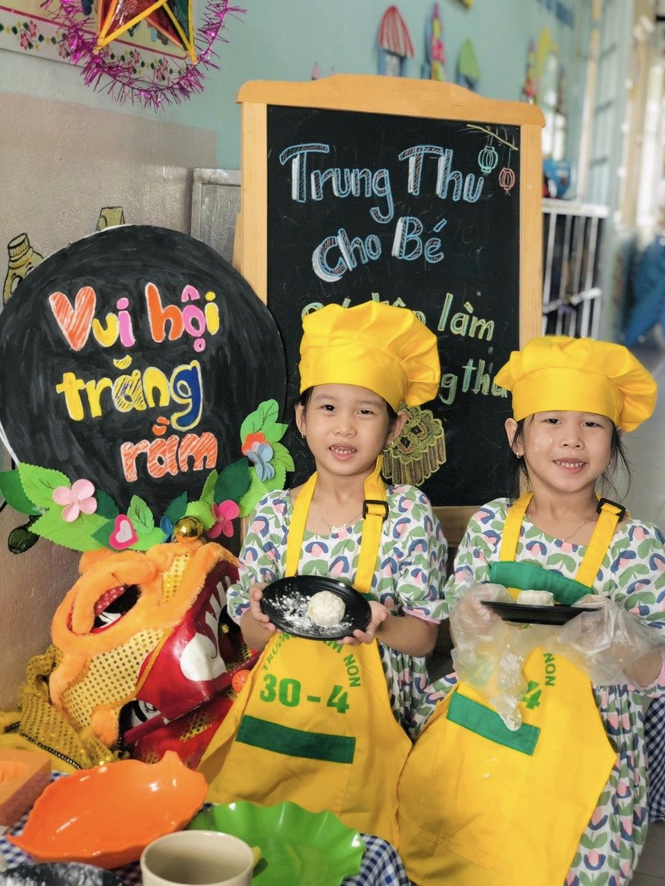 BÉ LÀM BÁNH TRUNG CÙNG CÔ GIÁO